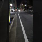 夜の桜通を緊急走行する救急車