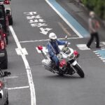 横断歩道を気持ち良く渡ろうとした歩行者を一瞬立ち止まらせたヴォクシーが白バイに歩行者妨害で捕まる瞬間！Japanese Motorcycle police