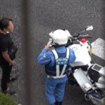 【携帯保持違反】白バイの停止命令に直ぐに応じず全開の窓から腕を出し挑発的な態度を露にした公道不適格の違反者が交通機動隊に捕まる瞬間！Japanese Motorcycle police