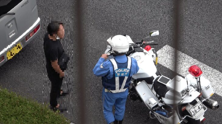 【携帯保持違反】白バイの停止命令に直ぐに応じず全開の窓から腕を出し挑発的な態度を露にした公道不適格の違反者が交通機動隊に捕まる瞬間！Japanese Motorcycle police