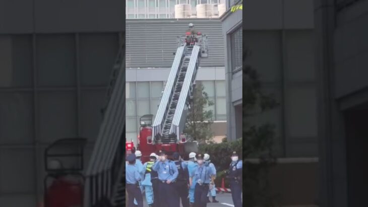 消防車　はしご車　レスキュー　レスキュー隊員　救出に向かう隊員　はしご隊員　頑張れ！頑張れ！！警察官　警備員　取材陣　#東京消防庁 #緊急走行 #緊急出動  #緊急車両