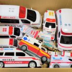 大小様々な救急車のミニカーが走る。サイレンあり。坂道で緊急走行！ Ambulance Minicars of various sizes run.