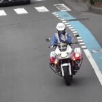 横断歩道の歩行者に気付いているのに一時停止する事なく避けてまで走り抜けた歩行者優先を知らない無知な女性ドライバーが白バイに検挙される瞬間！Japanese Motorcycle police