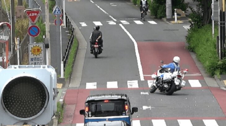 【そんな運転してたらいつか死ぬぞ！】生身の二人乗りバイクで一時停止もせず踏切の出口を逆走しかけた命知らずの違反者が白バイに捕まる！Japanese Motorcycle police