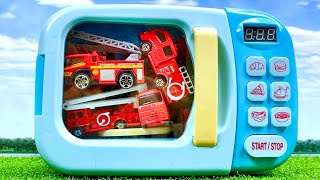 電子レンジに閉じ込められた消防車のミニカーがサイレンを鳴らしながら坂道を緊急走行 Minicar of a fire truck trapped in a microwave oven