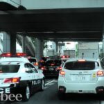 よほどの緊急事態？大阪府警パトカー２台が緊急走行で一般車両を先導