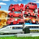 トミカの消防車のミニカー達が新幹線に乗って踏切で立ち往生 緊急走行で坂道走行を走る Fire engine miniature cars stuck at a railroad crossing
