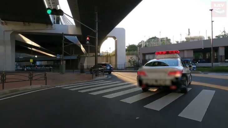 神奈川県警パトカーの後ろ姿に見惚れていたら横浜消防の救急車が緊急走行で向かってきました！🚨🚑