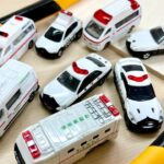 トミカ 救急車 & パトカー 坂道 緊急走行! TOMICA Ambulance & Police Car – Slope Emergency Run!