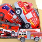 消防車のミニカーが緊急走行します！箱に集めて紹介！