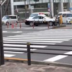 警察　パトカー　緊急出動　緊急走行　新宿警察署から中野方面へ緊急出動するパトカー🚔　#新宿 #緊急走行 #警視庁　#パトカー　サイレン