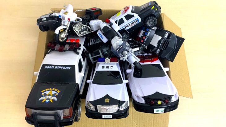 Box full of Police cars and motorcycles, emergency driving test パトカーと白バイでいっぱいの箱、緊急走行テスト