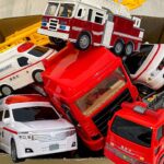 消防車と救急車が急な坂道を走る。緊急走行テスト　Fire trucks and ambulances run down a steep slope. emergency driving test