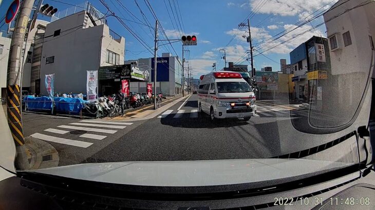 正面から救急車接近！　Japanese Ambulance
