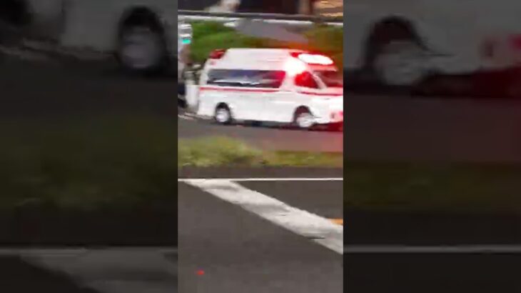 名古屋駅前から緊急走行する救急車