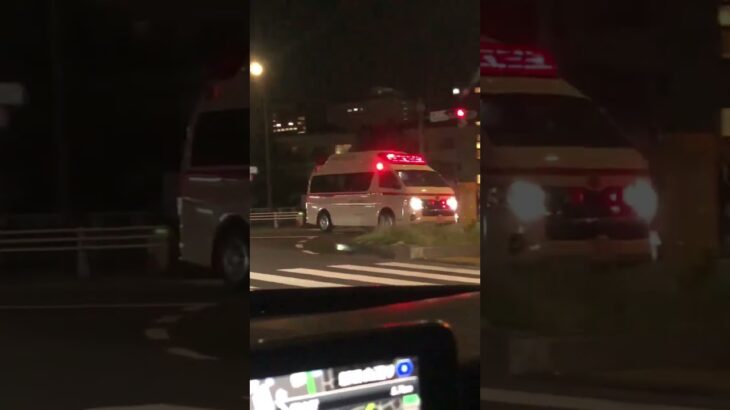 赤信号の交差点を緊急走行する東京消防庁　ハイエース救急車
