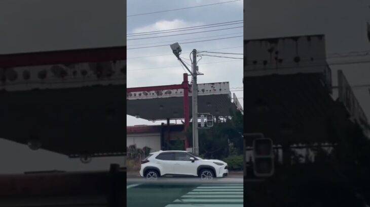 サイレンなしで走行する栃木県警のパトカー
