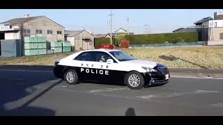 緊急走行をする静岡県警察の210系クラウンパトカー