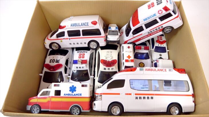 救急車とパトカーのミニカーが坂道を緊急走行。サイレンなる！Minicars of ambulance and police car run urgently