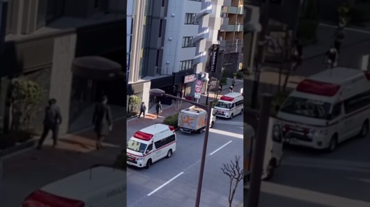 救急車　救急車２台出動　警察官　PA連携　搬送された方は自転車転倒　通報人は通行人　朝の通勤ラッシュ！！#警察 #緊急走行 #緊急出動 #新宿 #東京消防庁 #事故#転倒事故