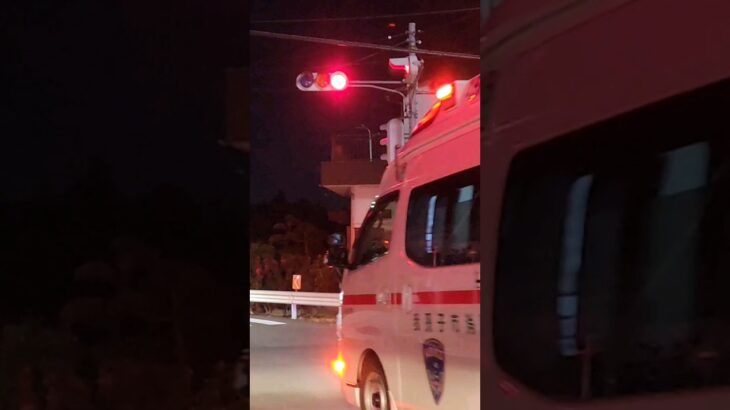 【緊急走行中】救急車が赤信号の交差点内を通過するシーン