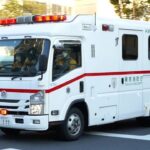 緊急走行中の特殊救急車「トライハート」に進路を譲るハイメディック