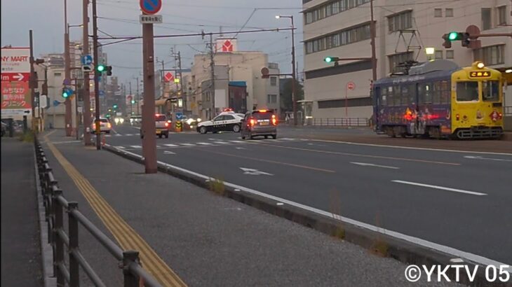 交差点サイレンを鳴らし緊急走行する高知県警のクラウンパトカーと接触しそうになる軽自動車