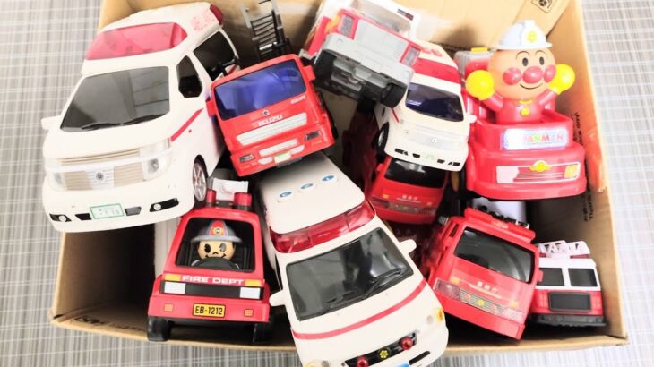 救急車と消防車を箱にたくさん 緊急走行　Lots of ambulances and fire trucks in the box Emergency driving
