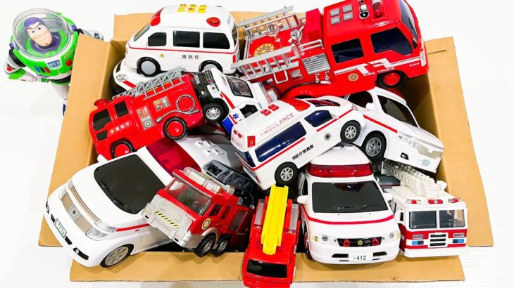 救急車と消防車のミニカーがいっぱい坂道を走る。緊急走行☆サイレンなる