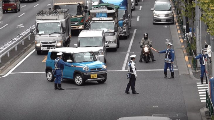 300メートル以上もバス専用レーンを走り続けた軽自動車の女性ドライバーが警察官4人がかりの盛大な取締りを受ける瞬間