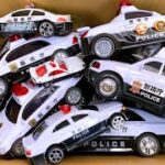 A mini police car jumps out of the toy box, sounds the siren and makes an emergency run.