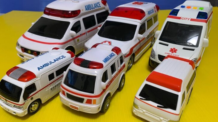 救急車のミニカーがサイレン鳴らし緊急走行です！An ambulance miniature car runs urgently. Introduce and run on a slope.