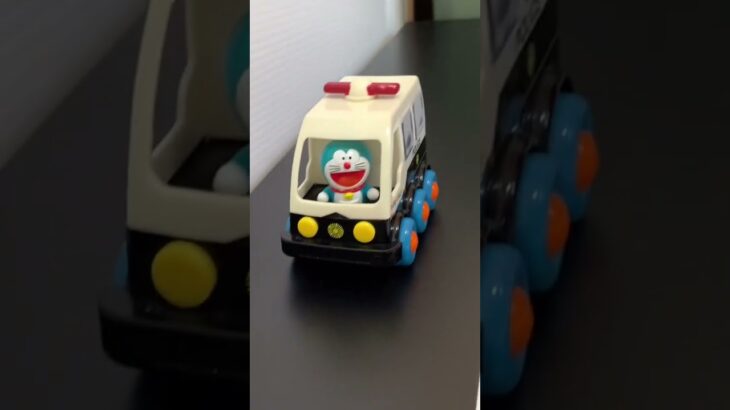 ドラえもんパトカーが坂道を走る！緊急走行テスト！ Doraemon police car runs on the slope! Emergency driving test! #どらえもん
