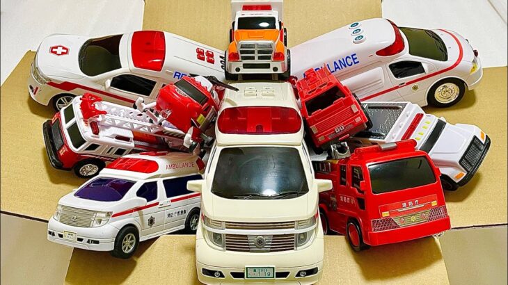 救急車消防車パトカーのミニカーがいっぱいサイレンを鳴らして走る！緊急走行！Lots of  miniature ambulance and fire trucks and police car！