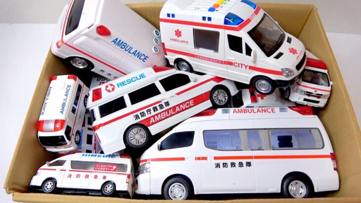救急車のミニカーが走る。サイレン鳴らして緊急走行。