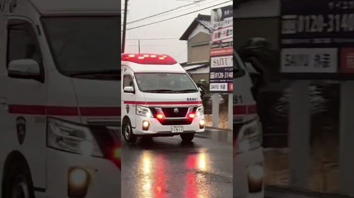 雪が溶けるなか緊急走行する救急車‼️