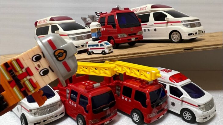 救急車消防車のミニカーたちがサイレン鳴らして坂道を緊急走行！