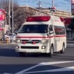 新東京病院救急車2型ハイエースなのにギュイーンサイレン！？ハーモニックサイレンも唸らせ緊急走行