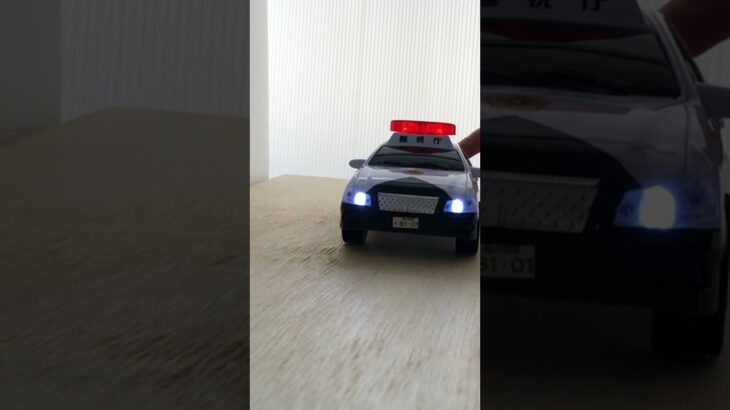 パトカーが坂道を緊急走行☆ A police car runs on a slope in an emergency☆#police #ambulance #shorts