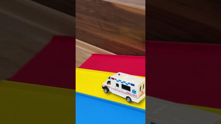 救急車パトカー消防車のミニカーが走る走る☆坂道を緊急走行テストします！Ambulance police car fire truck Minicars run! Slope #shorts