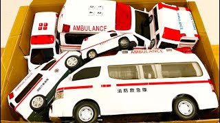 救急車のミニカーがサイレン鳴らして坂道を緊急走行！An ambulance minicar sounds a siren and makes an emergency run on a slope!