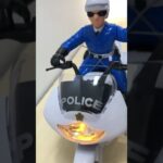 白バイが坂道を走る☆緊急走行テスト！#toys #おもちゃ #toy A police motorcycle runs on a slope ☆ Emergency driving test!