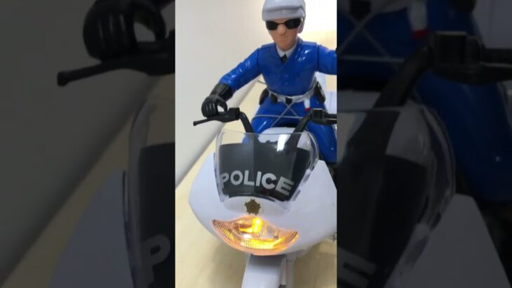 白バイが坂道を走る☆緊急走行テスト！#toys #おもちゃ #toy A police motorcycle runs on a slope ☆ Emergency driving test!