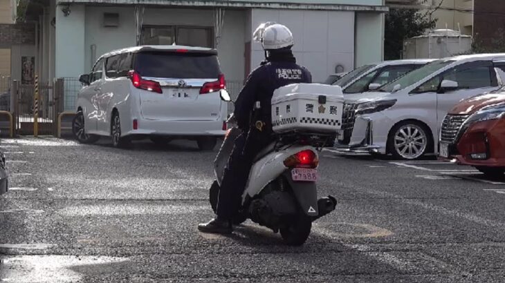 分かりやすい右折禁止の標識も道路標示も無視して強引に右折したアルファードの運転手をスクーター警察官が通行禁止違反で検挙する瞬間!