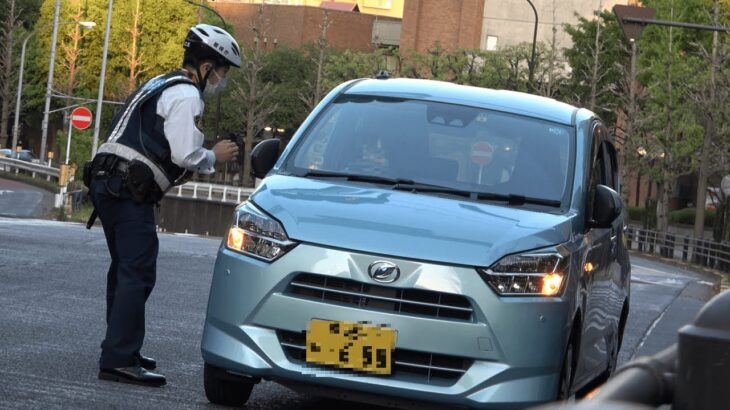 標識等が6個も設置されているにも関わらず一時停止をノーブレーキで突破した横浜ナンバーの若い女性ドライバーがサイクルポリスに検挙される瞬間!後続のベンツの運転手さん笑う!