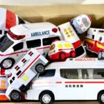 救急車をたくさん箱にまとめ、坂道を走らせよう！緊急走行テスト☆ “Ambulance” Minicarruns in an emergency! Slope driving test,