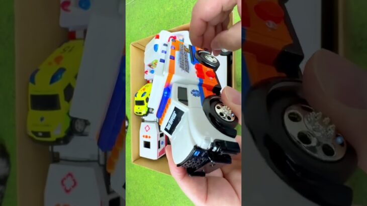 救急車のミニカーが走る。坂道をサイレン鳴らして緊急走行☆Ambulance minicars. siren drive slope.Tomika toy cars. #shorts