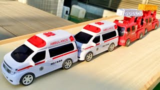 An ambulance toy and a fire engine minicar run on a slope with a siren sounding!