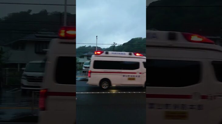 横須賀市内を横浜市方面へ緊急走行する、葉山町消防本部の救急車と、帰院途中の上町病院ドクターカー