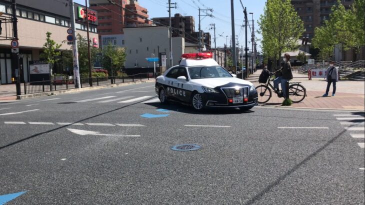 【緊急走行】大阪府警察署　パトカー　新中条町の交差点を緊急走行